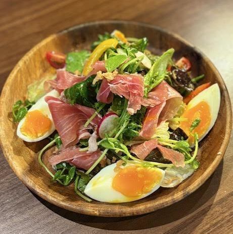 원시 햄과 반숙 계란 페지드 샐러드