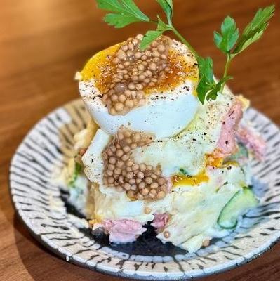 顺滑土豆沙拉配半熟鸡蛋和午餐肉