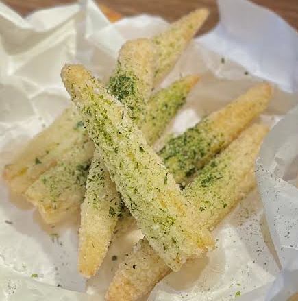 新鲜炸玉米笋配海藻和盐