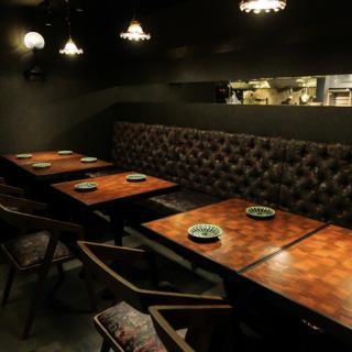 There are five sofa seats on one side of the first floor that can be connected together to accommodate up to 10 people.The sofas facing the wall allow you to relax and unwind, making it ideal for a wide range of occasions, from dates and anniversaries to small gatherings and casual drinking sessions.[Charge fee/non-course users: 550 yen]