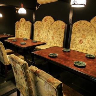 Our pride and joy, the "Annex" has three tables available for up to five people.The room is separated by sliding doors, allowing you to maintain a comfortable sense of privacy.Open the sliding door to reveal a private banquet room that can accommodate up to 15 people.This is a recommended venue for various banquets with colleagues and friends, as well as for entertaining clients.