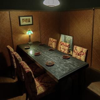 Located on the second floor, this is a private room that can seat 6 people.The seats are relaxing and comfortable, making them ideal for business occasions such as entertaining guests.A banquet with comfortable lighting and wooden tables will make for a pleasant time.Please feel free to use this for a banquet to thank those who have worked so hard.