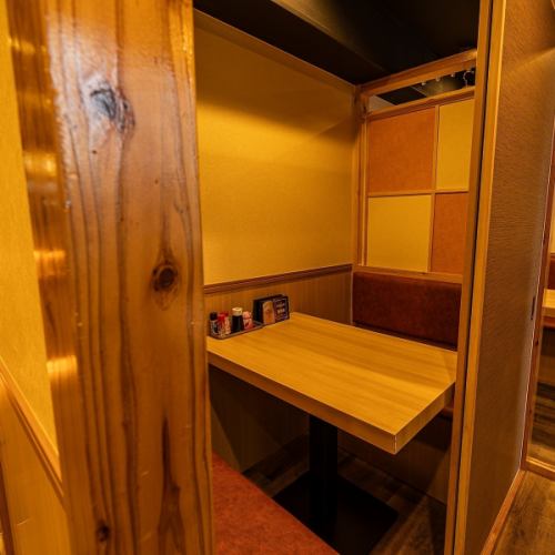 <p>『洗練された個室空間でまったりと。』間接照明が優しく灯り極上の癒し空間を実現！お席によって雰囲気が違うので何度来てもお愉しみいただけます♪お客様だけの完全プライベート空間でわいわい騒ぐも、まったり呑むも周りを気にせずお過ごいただけます！</p>