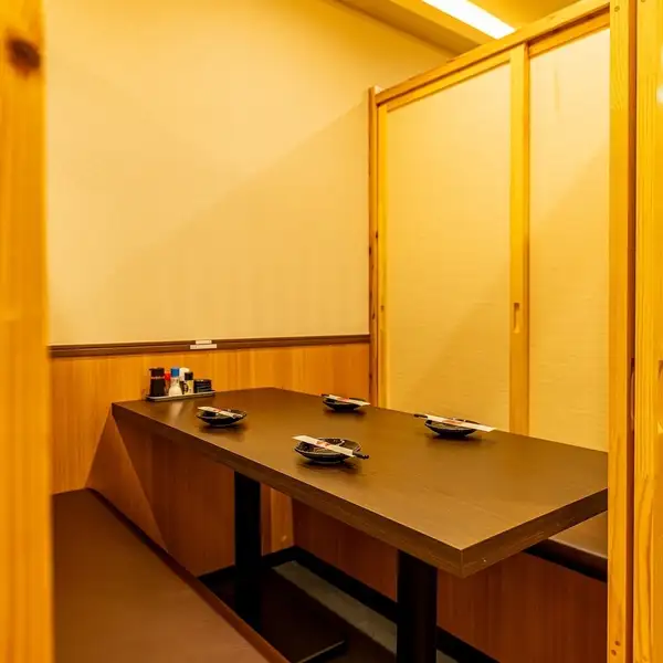 『駅1分の完全個室居酒屋』扉付きの個室を多数完備でシーンを選ばずご利用いただけます！気の知れたお仲間との飲み会や大切な接待。普段使いから大規模なご宴会までお任せください！お客様にぴったりの個室席をご用意してお待ちしております♪