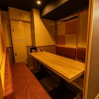 在我们完全私密的包间里,尽情享受闺蜜之夜和团体约会吧!您可以在私密空间里尽情玩乐,无需担心周围的人!