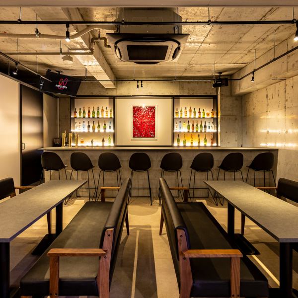 【ひんやり涼める室内もあり！】BBQは屋外ですが、BBQ後にひんやり涼める店内席もあり！2次会利用はそのままバー営業ごご利用いただくものおすすめです！※室内ご利用可能人数には限りがございますので事前にご相談ください
