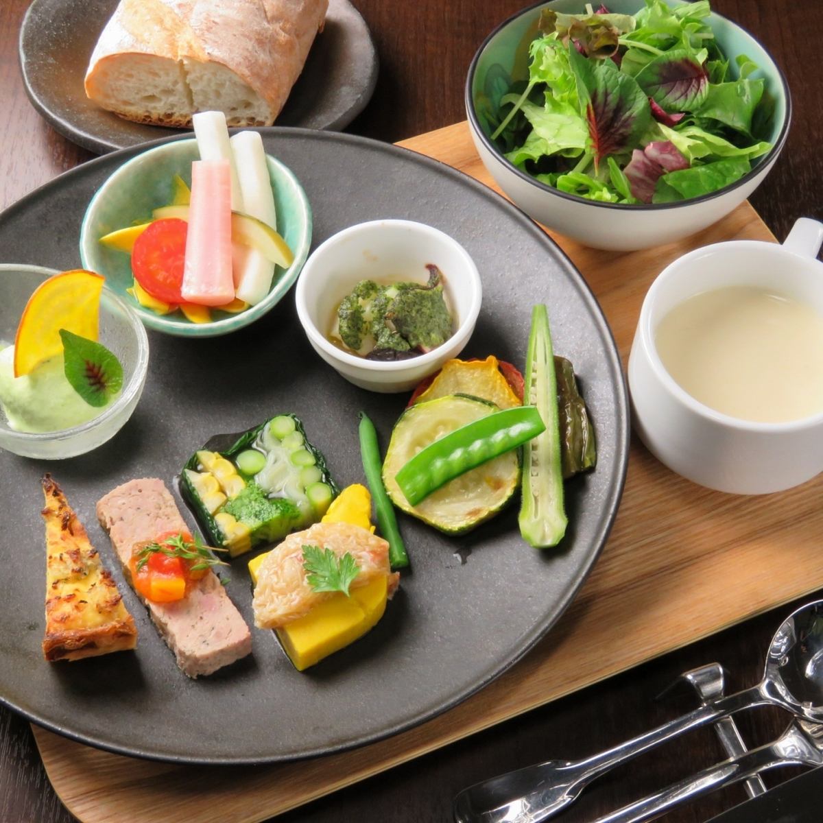 A 5-minute walk from Hiroden "Hacchobori Station"! Feel free to enjoy French cuisine in a stylish restaurant...