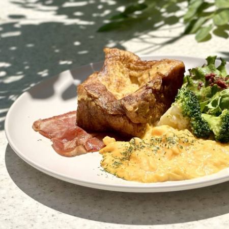 Bacon and egg French toast