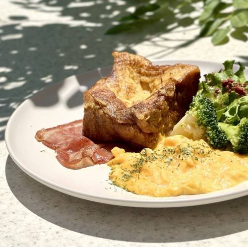 Bacon and egg French toast