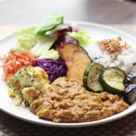 雑穀米が相性ぴったり　鶏とビーンズの6種のスパイスカレーランチ(シェフの日替わりデリ付き)