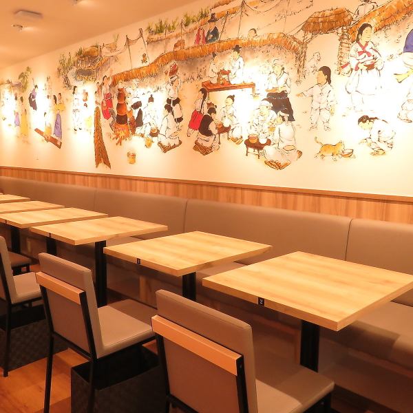 Directly connected to JR Hakata Station, "JR HAKATA CITY DEITOS" B1F.The interior of the store has a warm and relaxing atmosphere with a wood motif.We also have table seating available, so you can dine with your family and friends.It's also a great place for parties, girls' nights, and mommy friends!