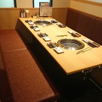 テーブル席（8名掛け）