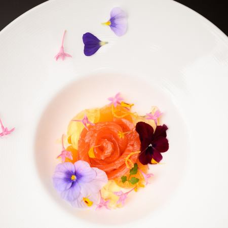 【1月7日至2月28日午餐】「Saison」套餐,包含烤國產牛柳、開胃小菜、湯和甜點,共7道菜。