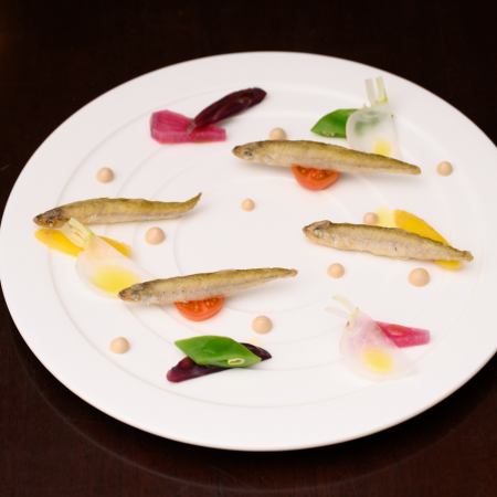 【1月7日至2月28日午餐】「魅力」-包含六道菜,包括水煮時令魚、開胃小菜、湯和甜點。