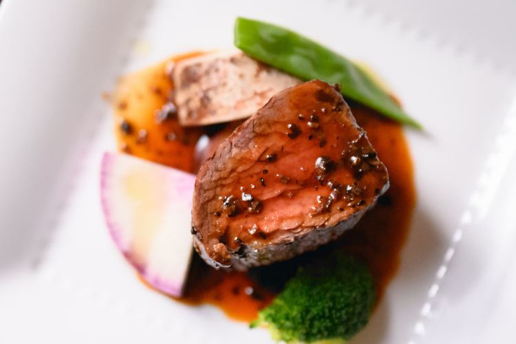 "한정"월요일""계약 목장에서 정성껏 키운 국산 쇠고기 필레 고기를 만끽하는 사치 코스 전 7품