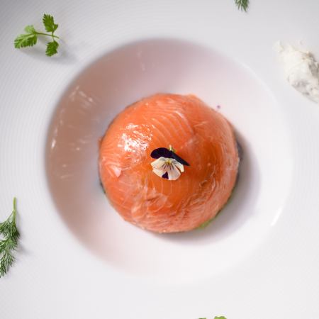 【3月4日至5月31日午餐】“魅力”——包含六道菜，包括水煮时令鱼、开胃小菜、汤和甜点。