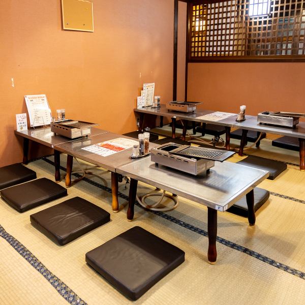 宴会利用にも最適な広々とした和風の空間♪テーブルは全てステンレス製で清潔感◎落ち着きのある雰囲気でありながら、会話が弾む距離感を大切に設計されたレイアウトは、大人数の宴会にもうってつけ◎