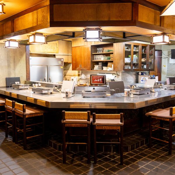 カウンター席は少人数での利用に最適です。スタッフとの距離が近く、調理のライブ感を楽しみながら食事が可能!カウンターはステンレスで作られ、レトロな雰囲気を漂わせています♪