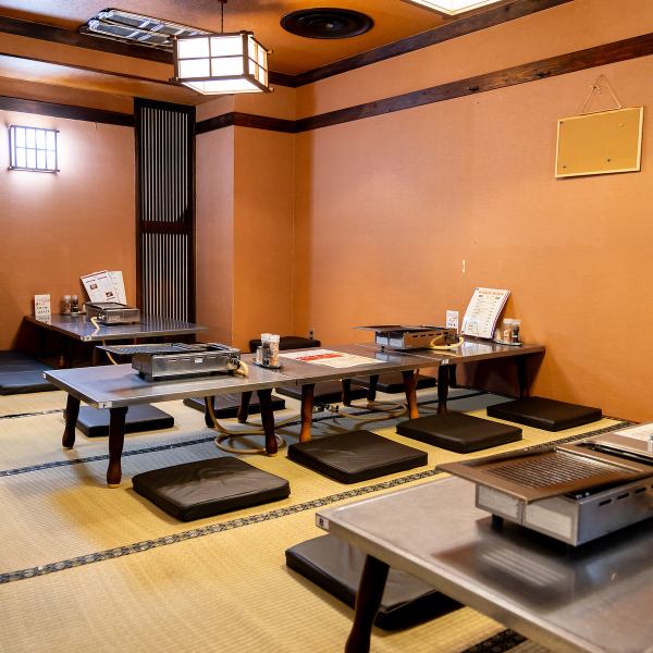 和の雰囲気を基調にした落ち着いた空間と、オープンキッチンが特徴です。衛生的なステンレステーブルやレトロ感漂うカウンターは、どこか懐かしくリラックスしてお食事をお楽しみいただけます♪