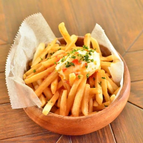 French fries chili & cream