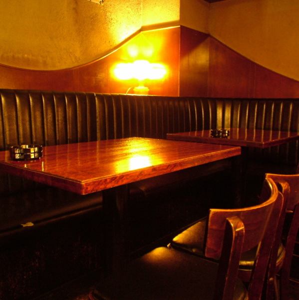 路面にたたずむ回転扉をあけて、奥のソファー席。女子会や合コンなどにおすすめ!