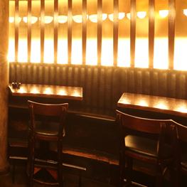 奥のテーブル席は女子会含む各シーンにぴったり。