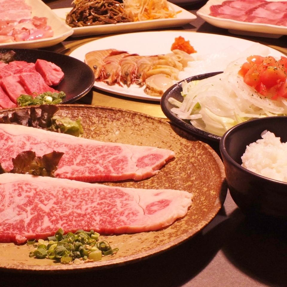 90分钟无限畅饮套餐4,400日元（含税）～！和牛小排、海鲜等。