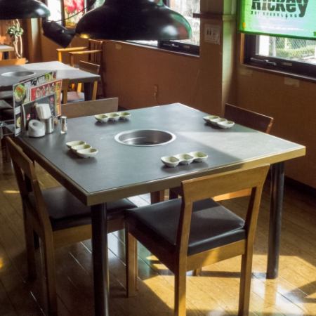 桌椅可用于各种场合，如家庭聚餐和工作场所饮酒派对。大型桌椅非常适合中小型宴会。我们还可以为多达200人举办宴会，所以请随时联系商店。