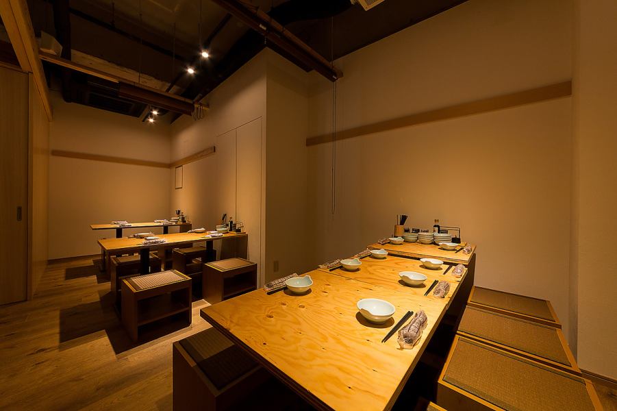 店内の秘密の扉の奥には大部屋が隠されています。最大で30名まで入れます