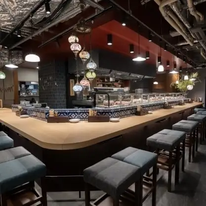【Warm Atmosphere◎】A counter seat awaits you where you can enjoy the bright and lively atmosphere of the grilling area!!
