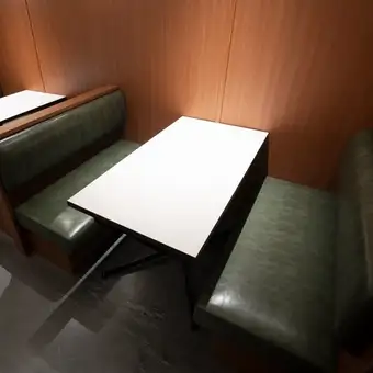 안쪽에는 차분한 분위기의 테이블석