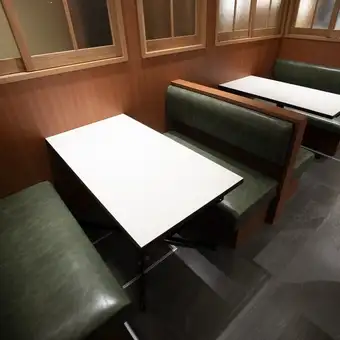 안쪽에는 차분한 분위기의 테이블석
