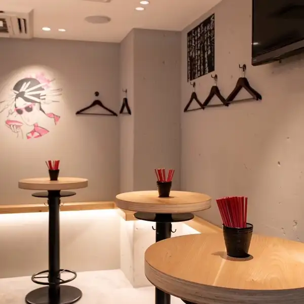 【おひとり様やデートに】京都で人気の居酒屋を立ち飲みスタイルで気軽に楽しめます。フォトジェニックな花魁ウォールアートに気分上昇！京都観光・デートなどにもピッタリです。