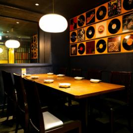 A private room for 8 people is also available.A private room surrounded by records.Please enjoy your meal in a calm atmosphere.