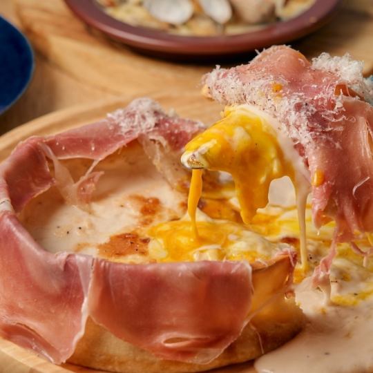 [The best combination! Dry-cured ham, soft-boiled egg, and hot cheese] Chicago pizza with dry-cured ham and soft-boiled egg♪ The hot, melty cheese is irresistible