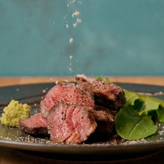 [Specialty meat dishes] Kuroge Wagyu beef lean steak cooked at a low temperature