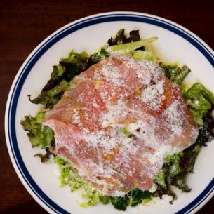 Green salad with Selvatica and prosciutto