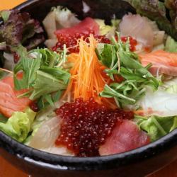 Seafood three-flavor salad with salmon roe