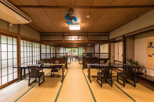 The rooms that are usually served for coffee and meals are 25 tatami mats or more, and the table is spacious with 4 seats.There is also a partition, so you can spend your time slowly avoiding the crowds.We have table and chair seats, but if you are traveling with young children and prefer a low table, we can prepare them there.