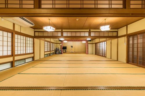 There is also a large hall with a stage of 52 tatami mats or more.It can also be used for banquets on table chairs and dinners with a large number of people such as legal affairs.Please contact us in advance.