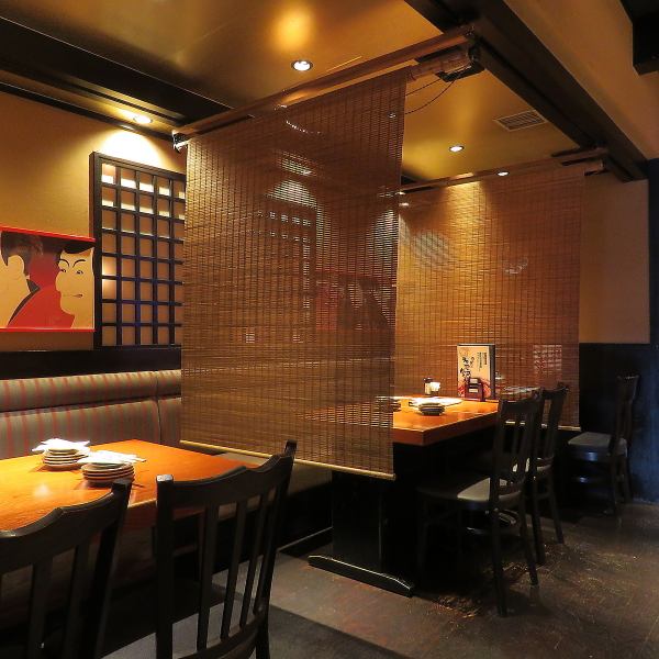 少人数から大人数まで人数に合わせてお席をご用意いたします。江戸町を再現した店内はあたたかい色に包まれて落ち着いた雰囲気。お食事に合わせて、ご飯に合う日本酒やクラフトビールなど数多く取り揃えております。海鮮やそば、寿司や天ぷらなど和食が自慢の居酒屋土風炉でこだわりのお料理とお酒をご堪能ください。