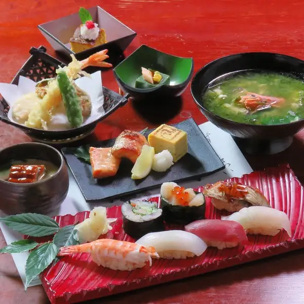 シャリには味わいまろやかな赤酢使用！本格江戸前鮨