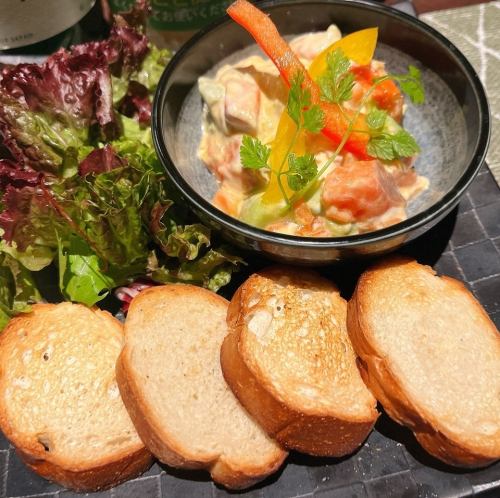 サーモンとアボカドのタルタル