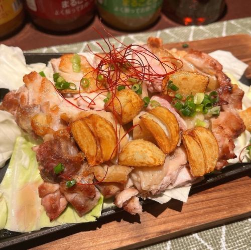 鍬焼き鶏ももと揚げニンニク
