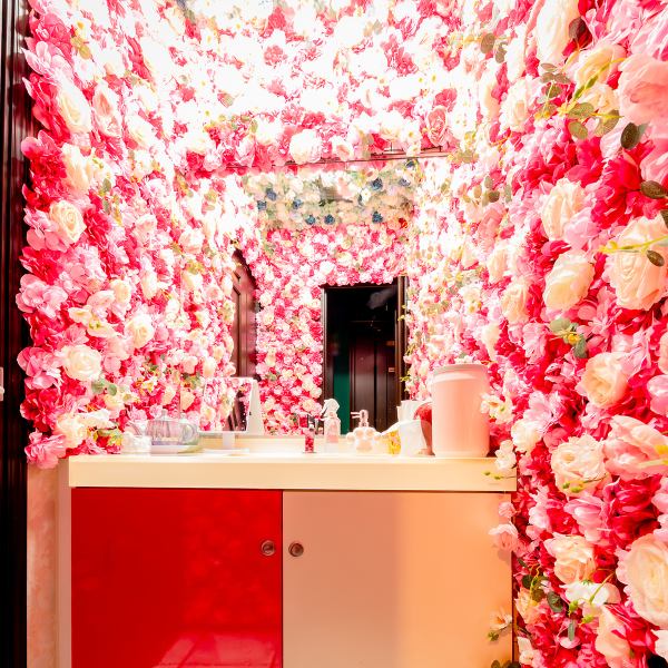 当店のコンセプトは「猫たちだけが知る秘密のパーティー」。忙しい日常を忘れられるよう、店内は温かみのある照明と、随所に猫のモチーフが散りばめられた落ち着いた雰囲気です♪ゆったりとした空間で、大切な人との会話や美味しい料理を心ゆくまでお楽しみください。大人の隠れ家のような雰囲気で、デートにも最適です！