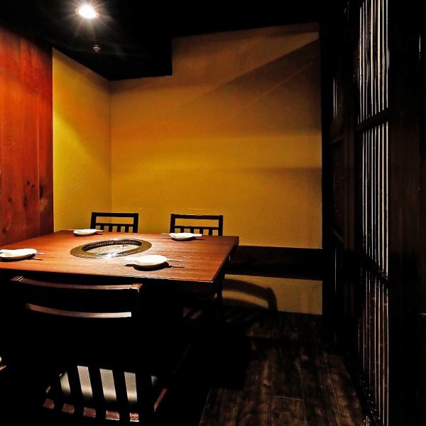 The open seat area is on the right side of the store entrance.There are 3 table seats for 6 people and 1 table for 4 people.The space between the seats is wide.It is also possible to connect the tables, so please feel free to contact us.