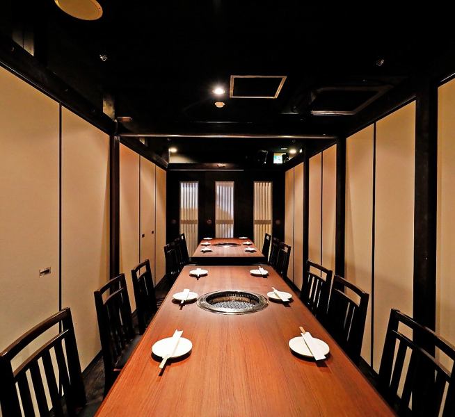 Doors can be removed from all small private rooms.As a room for up to 52 people, please use it for banquets with a large number of people such as welcome and farewell parties and second parties.The calm atmosphere of the Japanese space allows men and women of all ages to spend a relaxing time.
