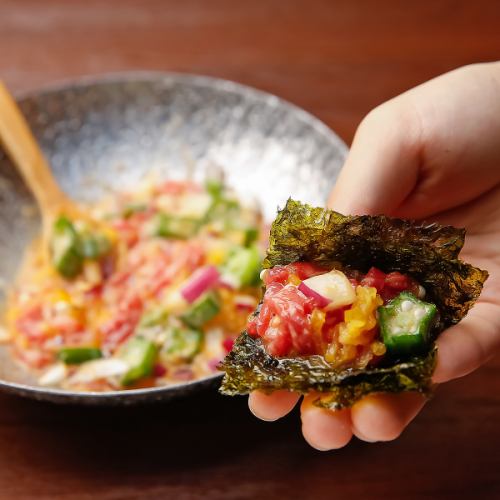 有“黑毛和牛生拌牛肉”和韩国料理等丰富的配菜可供选择。
