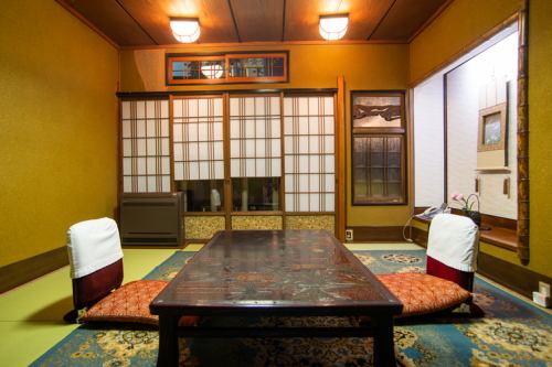 <p>【少人数からご利用可能な1階席♪】1階席は少人数からご利用可能な席をご用意しております！個室ですのでデートや記念日などの大切な日にもピッタリ◎是非ご予約の上お越しください！※現在はテーブルのお席がございます。</p>