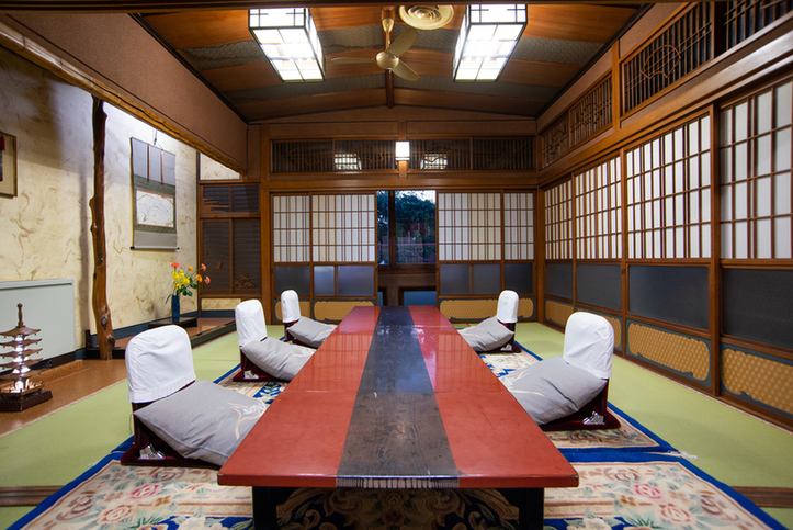 【お顔合わせにもピッタリ◎2階席】2階席にはお顔合わせなどにもピッタリの個室をご用意しております！慶事などにも大好評の当店自慢の料理を皆様でご堪能ください♪※現在はテーブルのお席がございます。